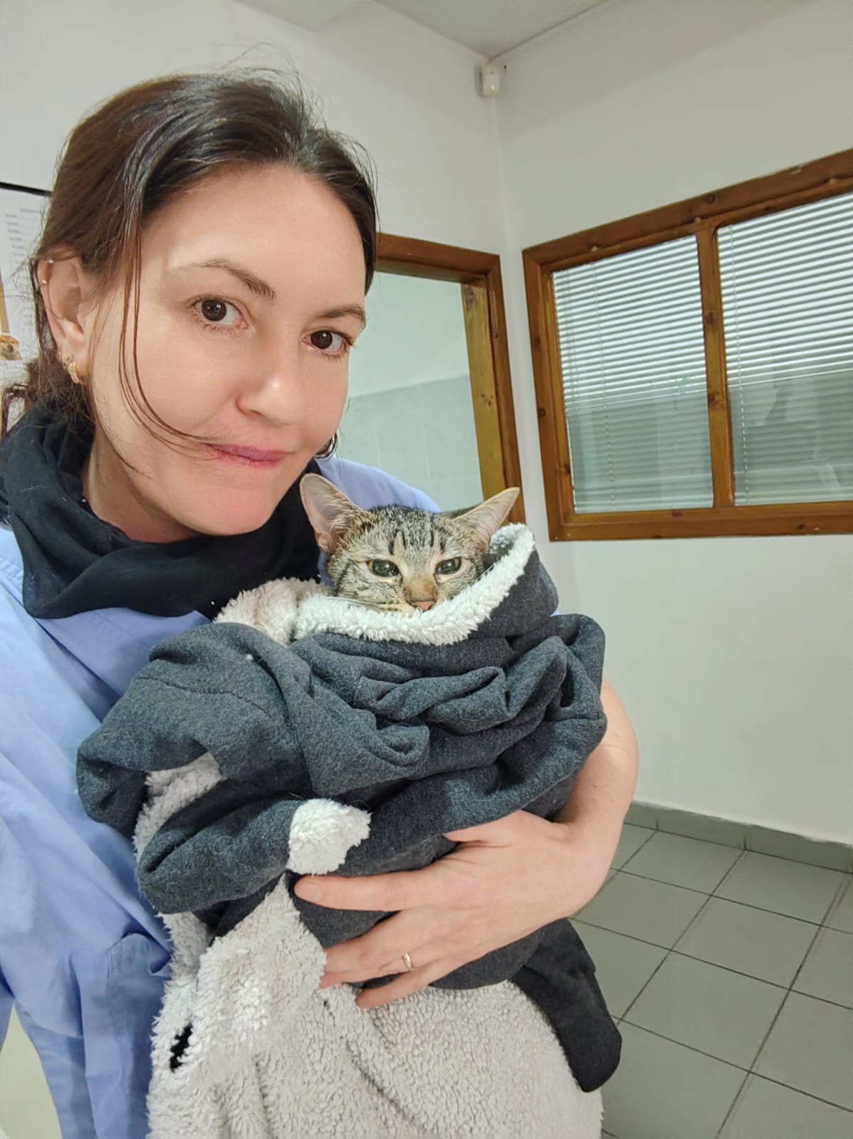 Dr. Claudia cu un pui de pisică — LaVet Junior Sibiu
