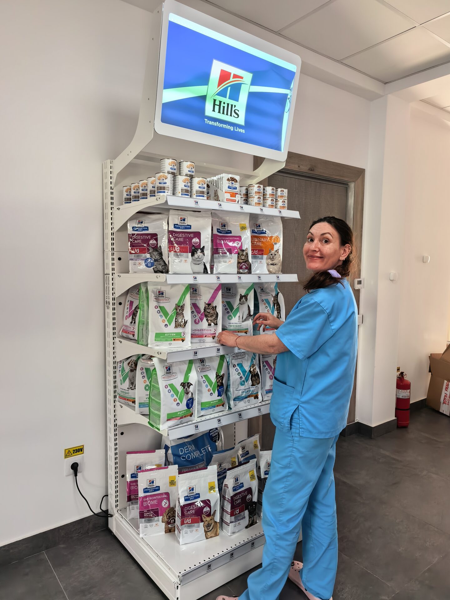 Dr. Claudia Lakatos Știrbați lângă raftul cu hrană Hill's la LaVet Medical Sibiu